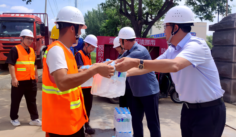 Le Bureau du logement et du développement urbain-rural du district de Jimo s'est rendu à l'inspection et à la recherche du projet du parc industriel d'Inwent Auto Parts et a mené des activités « Apportez de la fraîcheur » sur le chantier de construction.