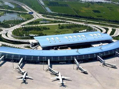 Terminal d'aéroport avec cadre en acier