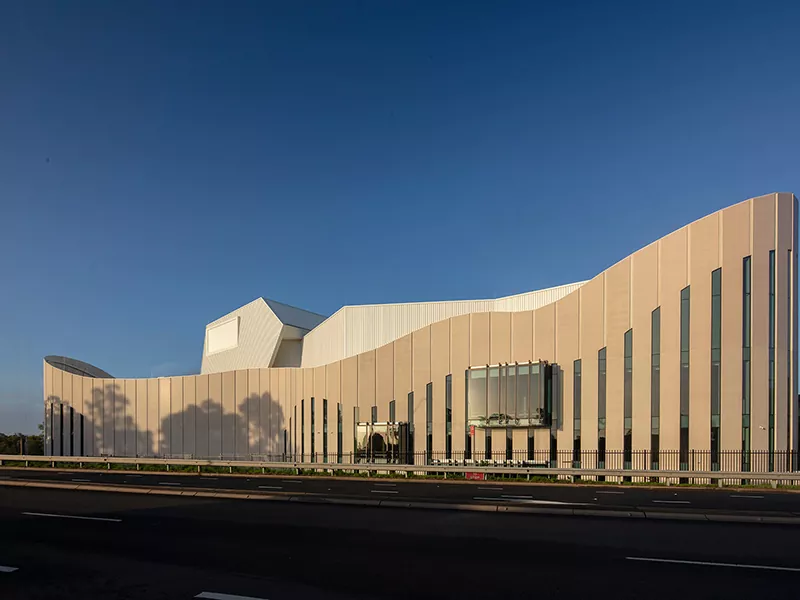 Bâtiment de théâtre à structure métallique